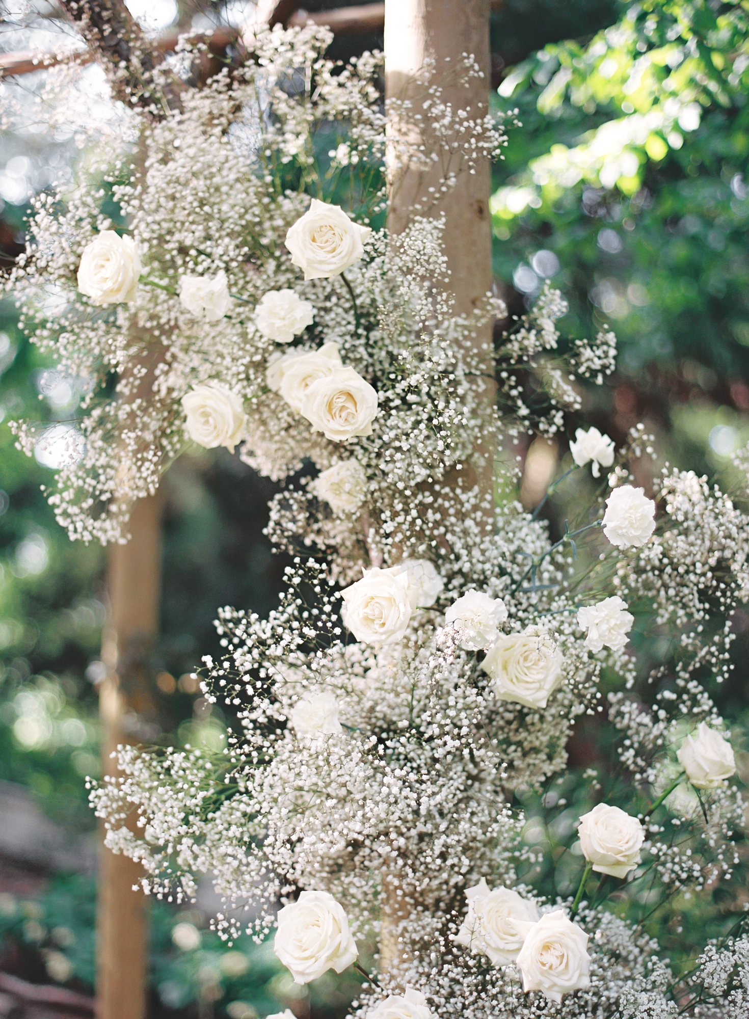 Baby's breath and rose ceremony installation